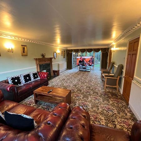 Unwind In Comfort At Cosy Caradus Your 4 Bedroom Home Sweet Home! バーミンガム エクステリア 写真