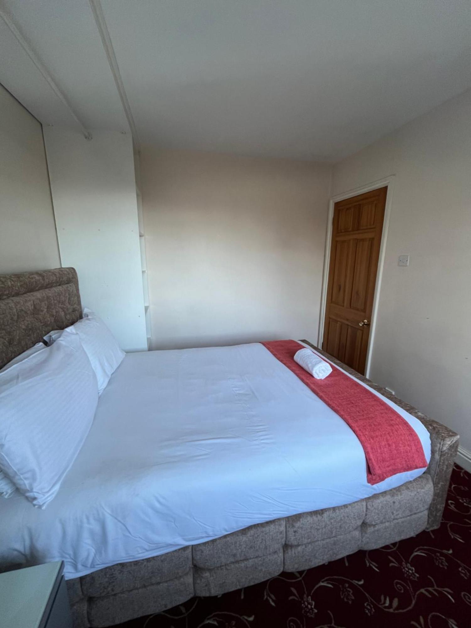 Unwind In Comfort At Cosy Caradus Your 4 Bedroom Home Sweet Home! バーミンガム エクステリア 写真