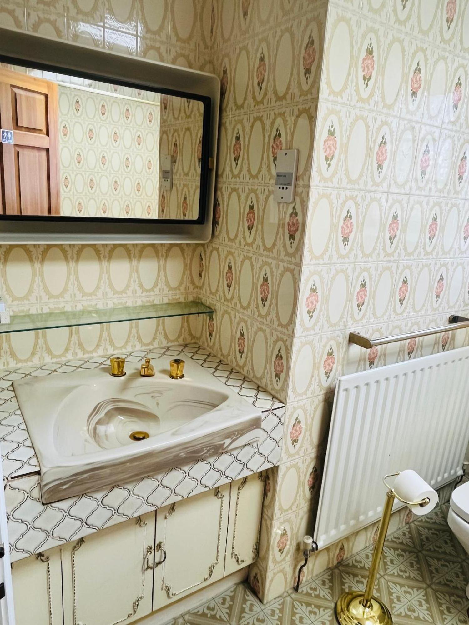 Unwind In Comfort At Cosy Caradus Your 4 Bedroom Home Sweet Home! バーミンガム エクステリア 写真
