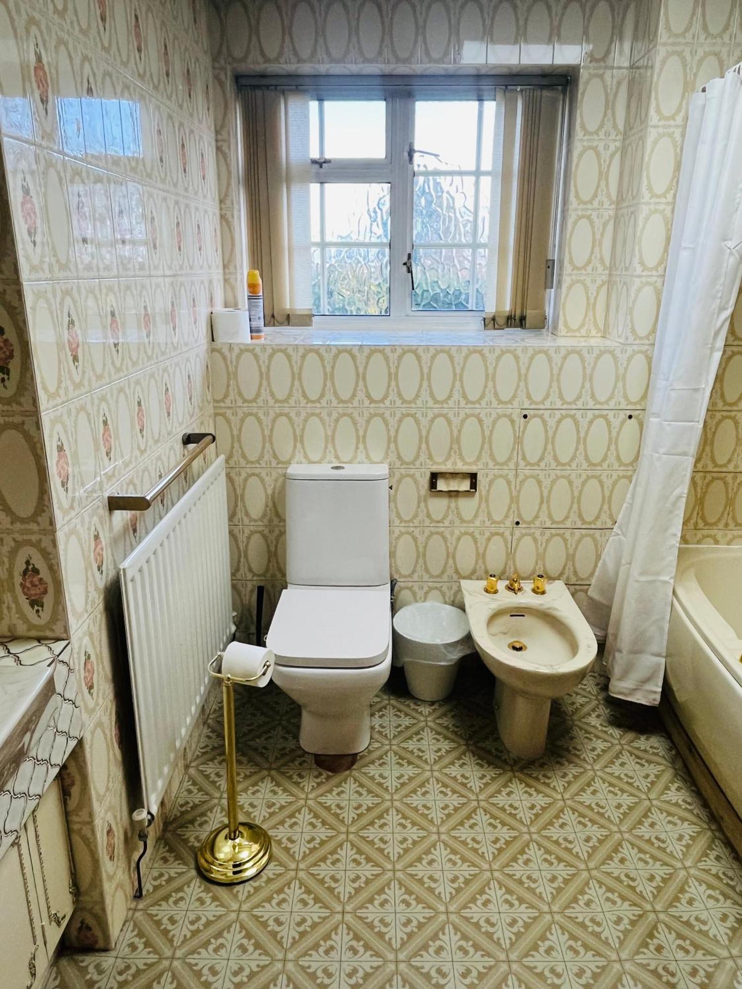 Unwind In Comfort At Cosy Caradus Your 4 Bedroom Home Sweet Home! バーミンガム エクステリア 写真
