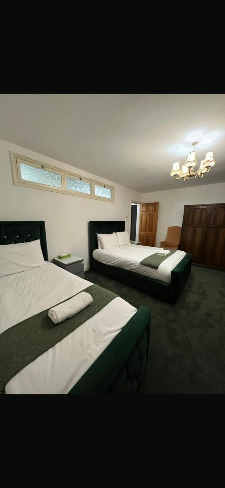 Unwind In Comfort At Cosy Caradus Your 4 Bedroom Home Sweet Home! バーミンガム エクステリア 写真