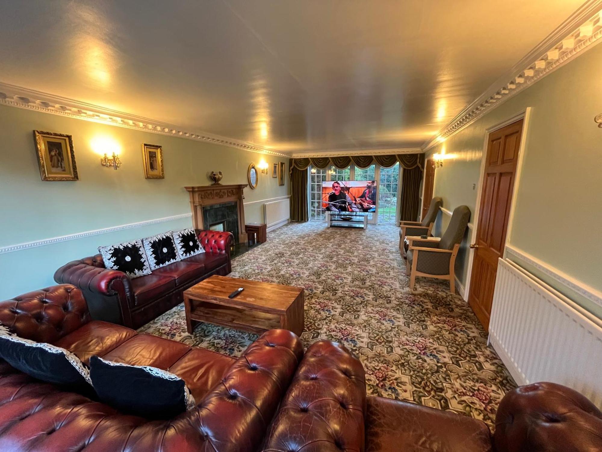 Unwind In Comfort At Cosy Caradus Your 4 Bedroom Home Sweet Home! バーミンガム エクステリア 写真